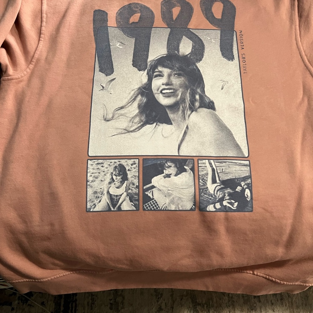 1989 (Taylor’s Version) Polaroid crew neck in light pink, 2XL. Fits like a L/XL